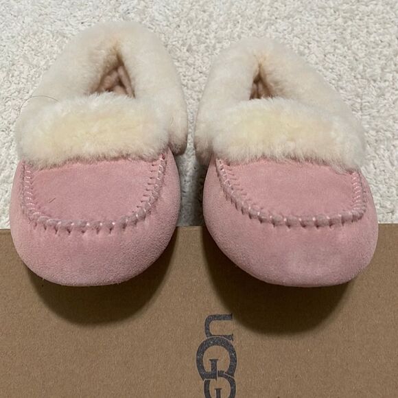 NIB- UGG - 7 - Picture 4 of 7
